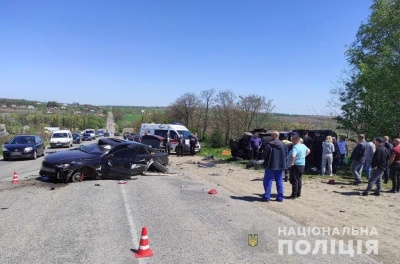 Легковик зіткнувся з пасажирським автобусом: на Буковині сталася потрійна ДТП