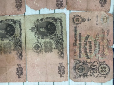 Хотіли вивезти сторічний золотий браслет та старовинні банкноти: прикордонники Буковини вилучили цінну колекцію