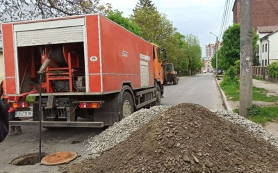 У Чернівцях через прорив труби розрили вулицю, яку ремонтували перед виборами – фото