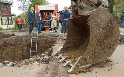 У Чернівцях через прорив труби розрили вулицю, яку ремонтували перед виборами – фото