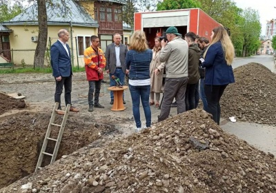 У Чернівцях через прорив труби розрили вулицю, яку ремонтували перед виборами – фото