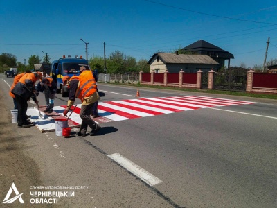 На дорогах Буковини оновлюють пішохідні переходи