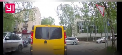 ДТП у Чернівцях: легковик заднім ходом вдарив авто поліції