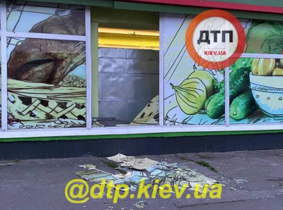 Працівник банку з товаришем підірвали банкомат у супермаркеті  – фото