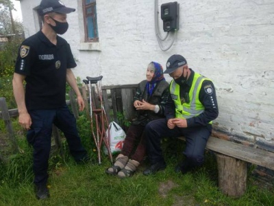 Хотіла накласти на себе руки через самотність: поліцейські врятували 90-річну бабусю