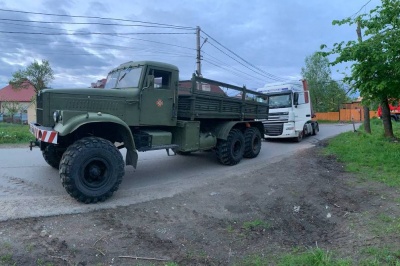 У Чернівцях фура злетіла в кювет: рятувальники допомогли водієві