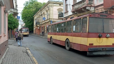 У центрі Чернівців через обрив мережі зупинились тролейбуси – фото