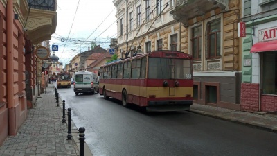 У центрі Чернівців через обрив мережі зупинились тролейбуси – фото