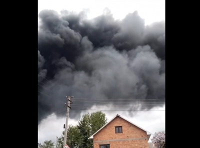 Масштабна пожежа під Чернівцями: горить приміщення на тисячу квадратів