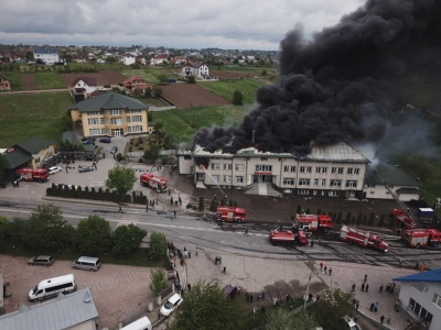 Гасили понад дві години: деталі масштабної пожежі під Чернівцями - фото