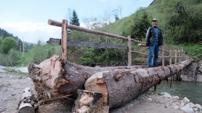 Небезпечний міст: на Буковині досі не відремонтували переправу, яка з'єднує хутір з селом