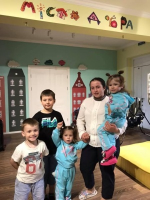 «Мрія стала реальністю»: родина, яка мешкала у Місті добра у Чернівцях, отримала новий дім