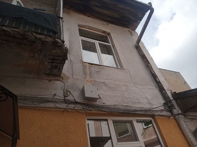 У центрі Чернівців обвалився балкон - фото