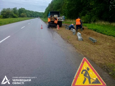 Латають вибоїни та лагодять мости – на Буковині триває ремонт доріг