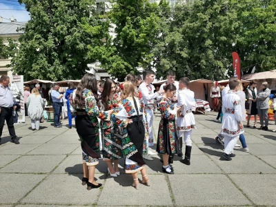 У Чернівцях запрацював Буковинський туристичний ярмарок - фото