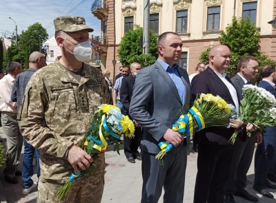 День Героїв у Чернівцях: в центрі міста влаштували ходу із синьо-жовтим стягом – фото