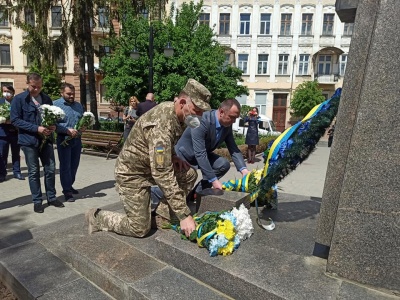 День Героїв у Чернівцях: в центрі міста влаштували ходу із синьо-жовтим стягом – фото