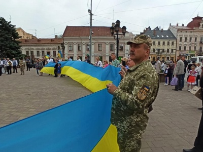 День Героїв у Чернівцях: в центрі міста влаштували ходу із синьо-жовтим стягом – фото