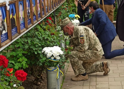 День Героїв у Чернівцях: в центрі міста влаштували ходу із синьо-жовтим стягом – фото