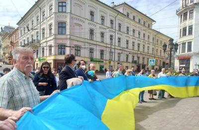 День Героїв у Чернівцях: в центрі міста влаштували ходу із синьо-жовтим стягом – фото