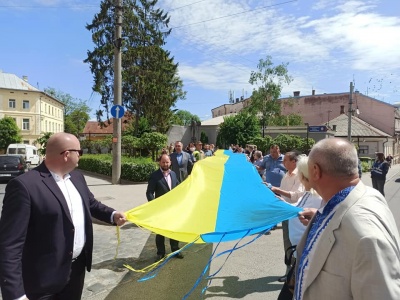 День Героїв у Чернівцях: в центрі міста влаштували ходу із синьо-жовтим стягом – фото