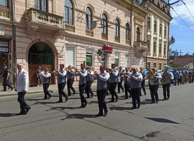 День Героїв у Чернівцях: в центрі міста влаштували ходу із синьо-жовтим стягом – фото