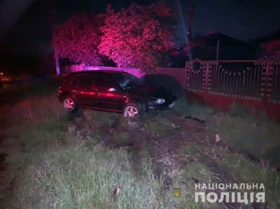 «Євробляха» з’їхала на узбіччя: у поліції Буковини розповіли деталі ДТП, в якій травмувались двоє дівчат