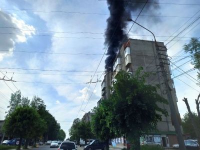 У Чернівцях горить багатоповерхівка -  фото