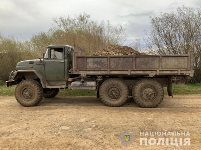 На Буковині судитимуть чоловіка, який незаконно добував гравій на березі річки