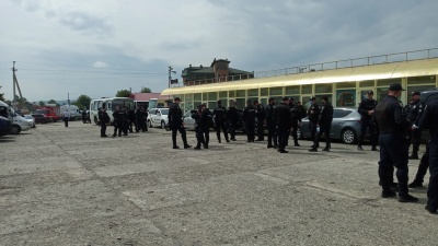 На трасі Чернівці–Порубне через «тарифний» пікет зібралися десятки поліцейських