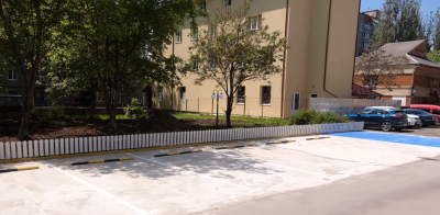 У Чернівцях біля дитячої лікарні зробили парковку