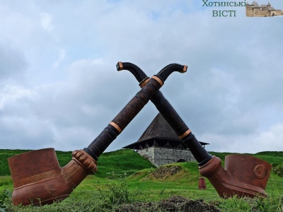 Гігантські старовинні люльки: на Буковині біля фортеці з’явилася незвичайна фотозона
