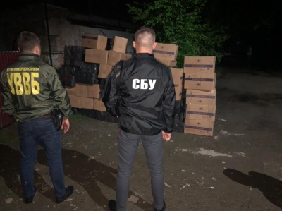 Провели обшуки у контрабандистів: на Буковині вилучили сигарет на пів мільйона гривень