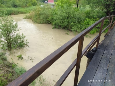 На Буковині річка вийшла з берегів: низці сіл загрожує підтоплення - фото