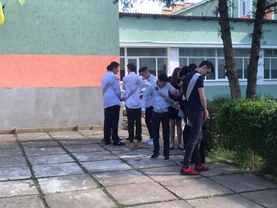 У школах Чернівців пролунали останні дзвоники: як відзначили випускники – фото