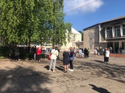 У школах Чернівців пролунали останні дзвоники: як відзначили випускники – фото