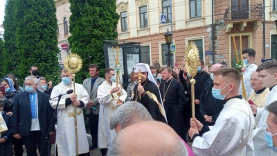 Патріарха Святослава в Чернівцях зустріли під «Червону руту»