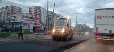 Дорогу на вулиці Хотинській ремонтують вночі