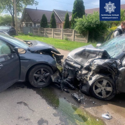 Автотроща у Чернівцях: два легковики постраждали внаслідок лобового зіткнення