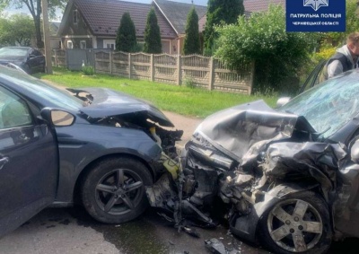 У ДТП на околиці Чернівців постраждали троє людей, їх забрала «швидка»