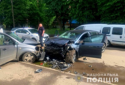 У ДТП на околиці Чернівців постраждали троє людей, їх забрала «швидка»