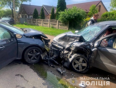 У ДТП на околиці Чернівців постраждали троє людей, їх забрала «швидка»