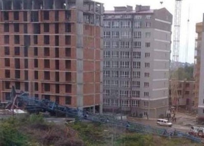 У Чернівцях впав будівельний кран: що відомо про стан постраждалого