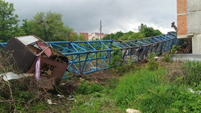 Розбита кабіна і зруйнована конструкція: що відомо про падіння баштового крану в Чернівцях – фото