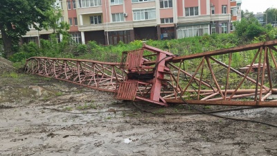 Розбита кабіна і зруйнована конструкція: що відомо про падіння баштового крану в Чернівцях – фото