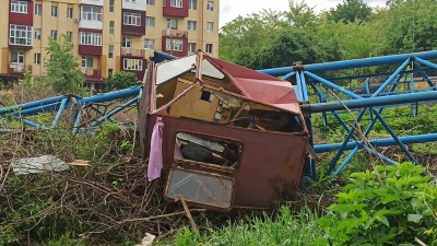Розбита кабіна і зруйнована конструкція: що відомо про падіння баштового крану в Чернівцях – фото