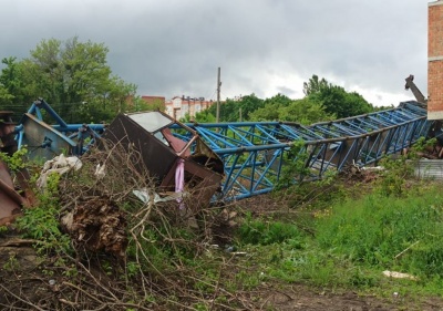 Розбита кабіна і зруйнована конструкція: що відомо про падіння баштового крану в Чернівцях – фото