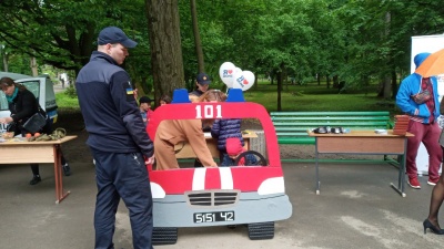 У Чернівцях працівники спецслужб та Служби у справах дітей влаштували свято - фото