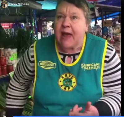 «Жодної людяності»: мережу обурив інцидент з бабусею, яку відганяли на Калинівському ринку - відео