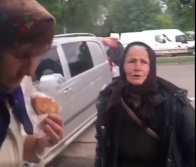 «Жодної людяності»: мережу обурив інцидент з бабусею, яку відганяли на Калинівському ринку - відео